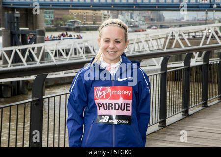 London, Großbritannien. 24. April 2019. Britische Elite runner Charlotte Purdue während einer Presse Fotoshooting vor dem Sonntag Virgin Money London Marathon. Dieses Jahr' Stockfoto