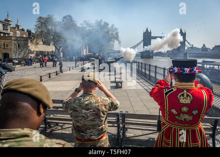 Royal Gun Salute zum 93. Geburtstag der Königin von der Honourable Artillery Company bei HM Tower von London. Stockfoto