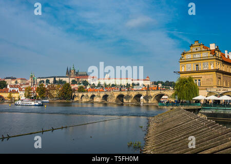Tschechische Republik, Prag, Blick auf die Karlsbrücke und der Altstadt Stockfoto