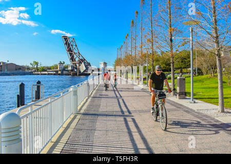 Tampa Bay, Florida. März 02, 2019 Menschen Biken am Riverwalk in Downtown. Stockfoto