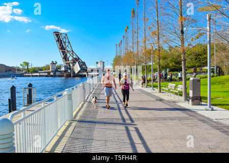 Tampa Bay, Florida. März 02, 2019 Menschen zu Fuß am Riverwalk in der Innenstadt im Bereich (1) Stockfoto