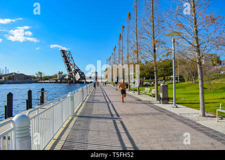 Tampa Bay, Florida. März 02, 2019 Menschen zu Fuß am Riverwalk in der Innenstadt im Bereich (3) Stockfoto