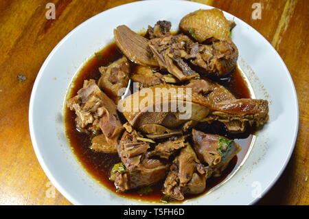 Gedünsteter Entenfleisch in der chinesischen braune Suppe auf Platte Stockfoto