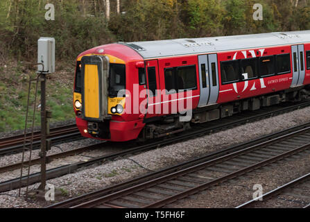 Crawley, West Sussex, Großbritannien - 17 April 2019: Der vordere Wagen der Gatwick Express Service, wird ein -Signal. Stockfoto