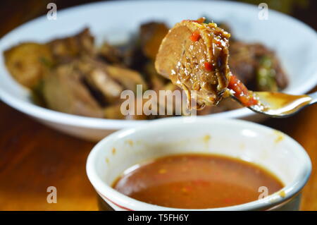 Gedünsteter Entenfleisch Dolchstoß in Gabel eintauchen mit würzigen und saurer Sauce Stockfoto