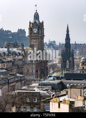 Hotel Balmoral Clock Tower und Scott Monument mit Skyline der Stadt, das Stadtzentrum von Edinburgh, Schottland, Großbritannien Stockfoto