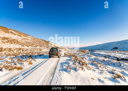 Großbritannien, Schottland, East Lothian, Lammermuir Hills, 4x4-Fahrzeug in der Spur durch den Schnee Stockfoto