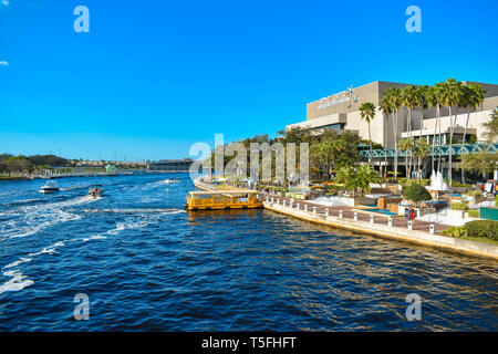 Tampa Bay, Florida. März 02, 2019. Panoramablick auf Straz Center und Wassertaxi auf Hillsborough River in Downtown (44) Stockfoto