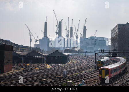 Battersea Power Station und Tower carnes und Eisenbahnstrecken in London Stockfoto