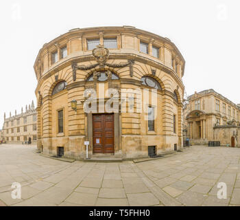 Sheldonian Theatre in der Bodleian Library in Oxford University, England, an einem bewölkten Tag. Stockfoto