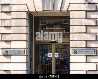 Automatische Tür Eingang zu hohen Gericht von Justiciary, Royal Mile, Edinburgh, Schottland, Großbritannien Stockfoto