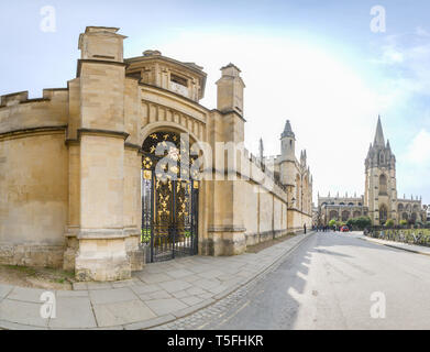 All Souls College, Oxford University, England, mit der hl. Jungfrau Maria Kirche im Hintergrund. Stockfoto