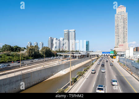 Israel, Tel Aviv-Yafo - 23. Februar 2019: Ayalon Highway Stockfoto