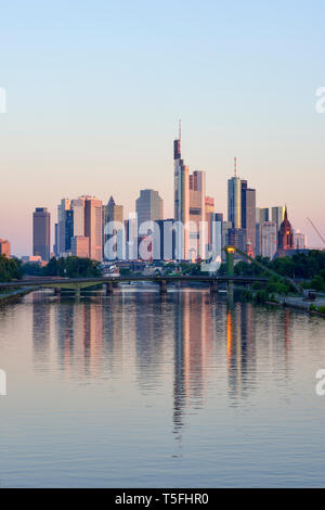 Deutschland, Frankfurt am Main, Skyline bei Sonnenaufgang mit Main im Vordergrund Stockfoto