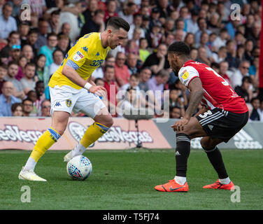 22. April 2019, Griffin Park, London, England; Sky Bet Meisterschaft, Brentford vs Leeds United; Jack Harrison (22) von Leeds von Rico Heinrich (03) von Brentford Credit herausgefordert: David John/News Bilder, Englische Fußball-Liga Bilder unterliegen DataCo Lizenz Stockfoto