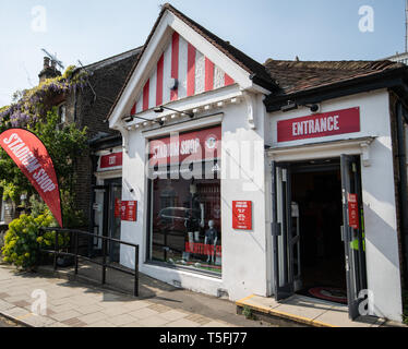 22. April 2019, Griffin Park, London, England; Sky Bet Meisterschaft, Brentford vs Leeds United; Brentford club shop Credit: David John/News Bilder, Englische Fußball-Liga Bilder unterliegen DataCo Lizenz Stockfoto