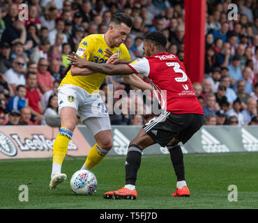 22. April 2019, Griffin Park, London, England; Sky Bet Meisterschaft, Brentford vs Leeds United; Jack Harrison (22) von Leeds von Rico Heinrich (03) von Brentford Credit herausgefordert: David John/News Bilder, Englische Fußball-Liga Bilder unterliegen DataCo Lizenz Stockfoto