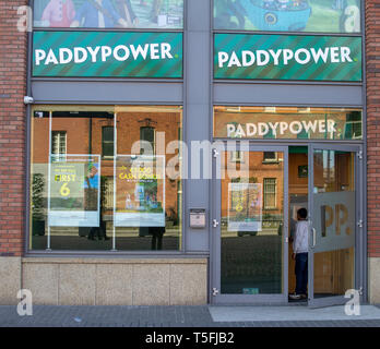 Ein Buchmacher Paddy Power shop in Smthfield Square, Dublin, Irland. Stockfoto