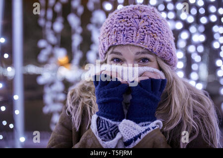 Porträt der jungen Frau in Winterkleidung einfrieren Stockfoto