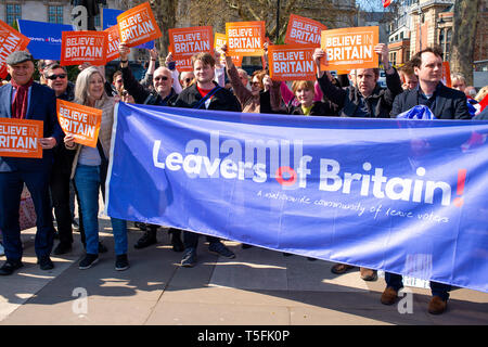 Die Brexit Aktivisten versammeln sich auf dem Parliament Square, London, um im März die Kundgebung zu verlassen, an dem Tag, an dem Großbritannien die Europäische Union hätte verlassen müssen, dies aber versäumt hat. Stockfoto
