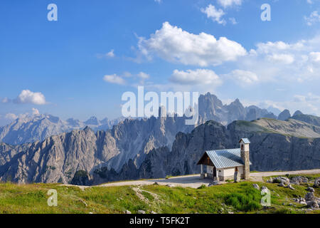 Alpine Kapelle mit Cadini di Misurina Gipfeln im Hintergrund Provinz Belluno, Venetien, Dolomiten, Italien Stockfoto