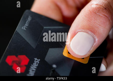 Großbritanniens erste biometrische Fingerabdruck Bank Card von Natwest. Stockfoto