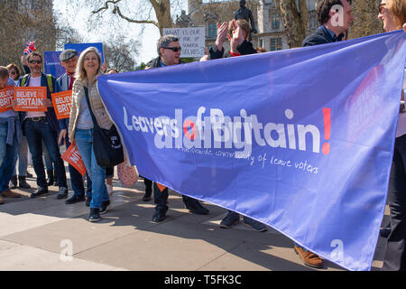 Die Brexit Aktivisten versammeln sich auf dem Parliament Square, London, um im März die Kundgebung zu verlassen, an dem Tag, an dem Großbritannien die Europäische Union hätte verlassen müssen, dies aber versäumt hat. Stockfoto