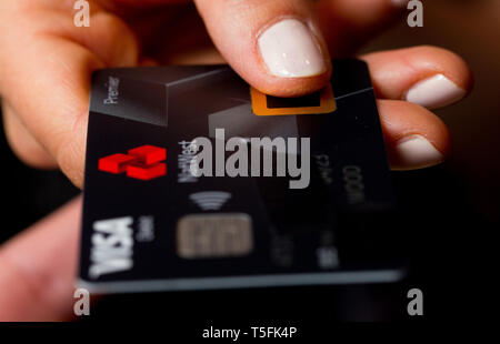 Großbritanniens erste biometrische Fingerabdruck Bank Card von Natwest. Stockfoto