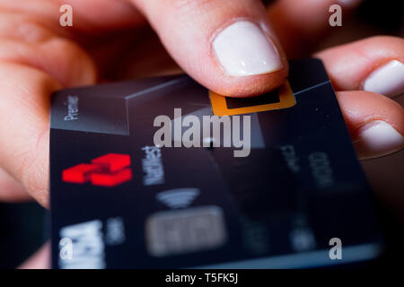 Großbritanniens erste biometrische Fingerabdruck Bank Card von Natwest. Stockfoto