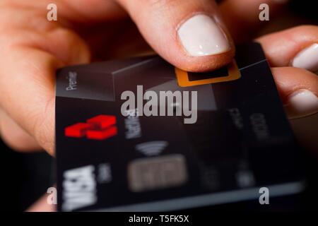 Großbritanniens erste biometrische Fingerabdruck Bank Card von Natwest. Stockfoto