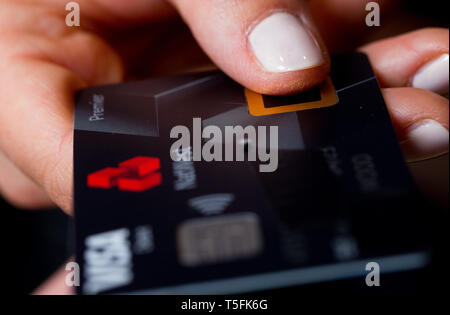 Großbritanniens erste biometrische Fingerabdruck Bank Card von Natwest. Stockfoto