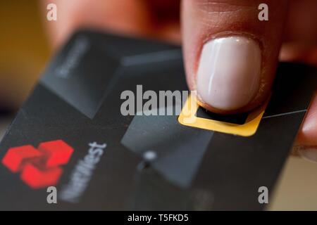 Großbritanniens erste biometrische Fingerabdruck Bank Card von Natwest. Stockfoto