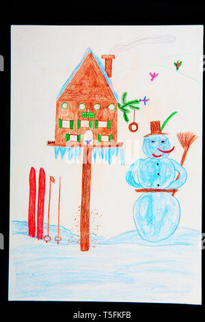Kinder- zeichnung der Schneemann, Skier und Vogelhaus Stockfoto