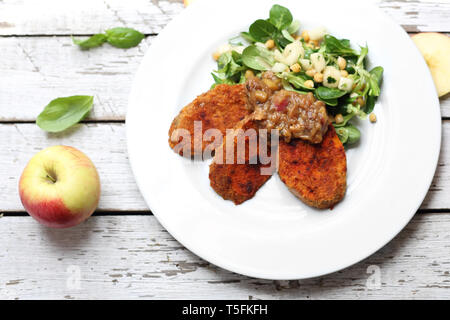 Abendessen Teller Gemüse, gebackene Süßkartoffeln mit grünem Salat. Teller auf eine weiße Platte. Horizontale Zusammensetzung Stockfoto