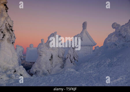 Deutschland, Bayern, Bayerischer Wald im Winter, Großer Arber, Schnee - Arber Kapelle verschlossen Stockfoto