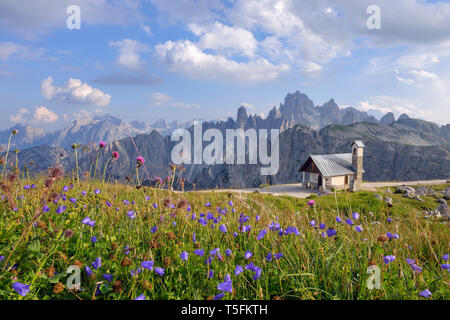 Alpine Kapelle mit Cadini di Misurina Gipfeln im Hintergrund Provinz Belluno, Venetien, Dolomiten, Italien Stockfoto