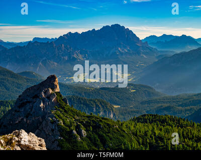 Italien, Venetien, Dolomiten, Giau, Cortina d'Ampezzo und Cristallo bei Sonnenaufgang Stockfoto