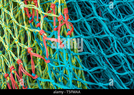 Eine Nahaufnahme von einem Fischernetz in verschiedenen Farben. Stockfoto