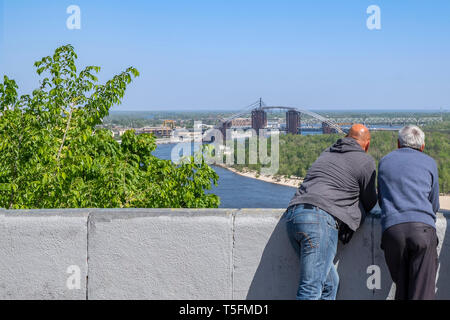 Leute, entspannen Sie sich auf der Aussichtsplattform in Kiew, Ukraine. Blick von der Aussichtsplattform aus Freundschaft der Völker in den alten Teil der Stadt Stockfoto