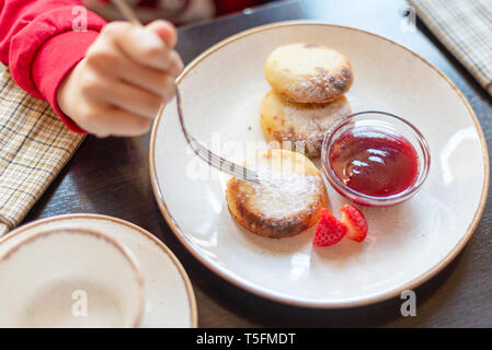 Käse Kuchen aus Quark mit Marmelade Stockfoto