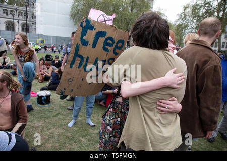 Klimawandel Aktivist aus dem Aussterben Rebellion Gruppe Freie umarmungen am Parliament Square aus Protest, dass die Regierung nicht genug um die katastrophalen Klimawandel zu vermeiden und zu verlangen, dass sie die Regierung radikale Maßnahmen zu ergreifen, um den Planeten zu retten, am 23. April 2019 in London, England, Vereinigtes Königreich. Aussterben Rebellion ist ein Klimawandel Gruppe begann im Jahr 2018 und hat eine riesige Fangemeinde von Leuten zu friedlichen Protesten begangen. Stockfoto