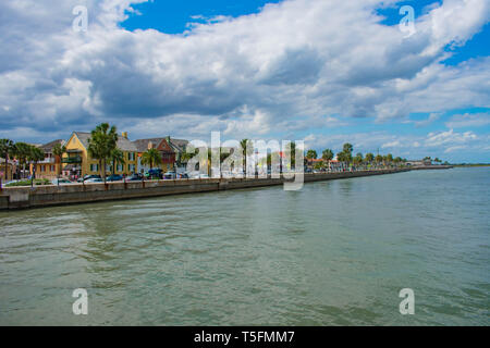 St. Augustine, Florida. März 31, 2019. Bunte Boardwalk, Palmen und teilweise mit Blick auf das Castillo de San Marcos Fort in Florida's historische Küste. Stockfoto