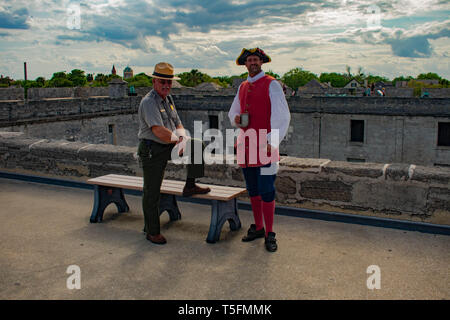 St. Augustine, Florida. März 31, 2019. Schönen Park Rangers und Spanischer Soldat des 17. Jahrhunderts in Florida's historische Küste. Stockfoto