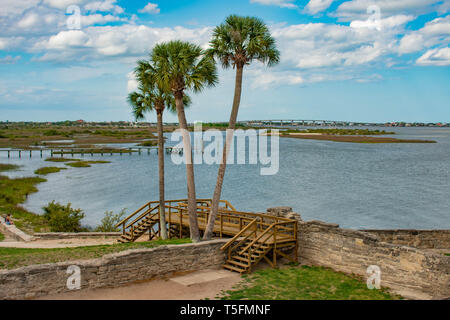 St. Augustine, Florida. März 31, 2019. Blick auf Palmen und Matanzas Bay von Castillo de San Marcos fort in Florida's historische Küste Stockfoto
