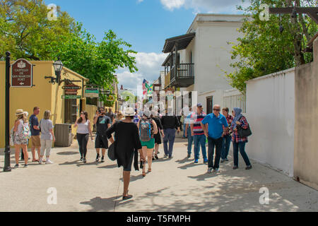 St. Augustine, Florida. März 31, 2019. Die Menschen wandern in St. George Street an Floridas historischen Küste (5) Stockfoto