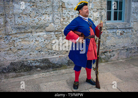 St. Augustine, Florida. März 31, 2019. Reenactor gekleidet wie ein spanischer Soldat des siebzehnten Jahrhunderts in Florida's historische Küste. (2) Stockfoto