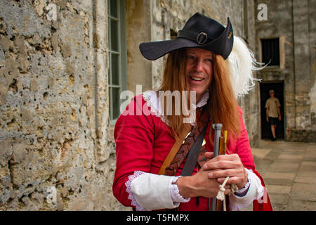 St. Augustine, Florida. März 31, 2019. Reenactor gekleidet wie ein spanischer Soldat des siebzehnten Jahrhunderts in Florida's historische Küste. Stockfoto