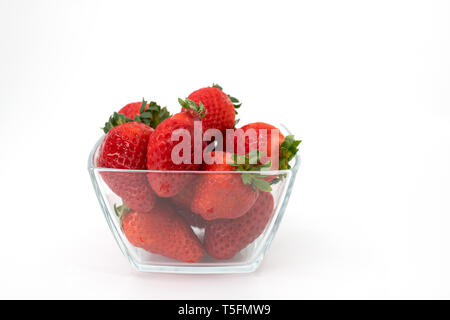 Glasschale mit über reife Erdbeeren gefüllt Stockfoto