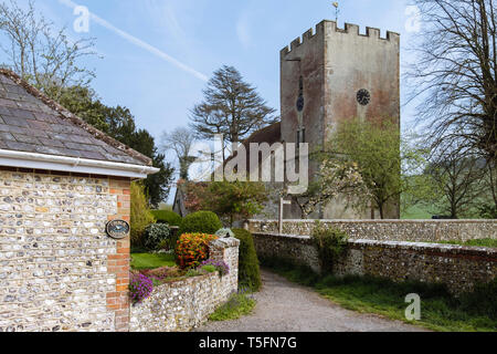 Pfad zu der St Mary's Land Pfarrkirche mit Uhrturm in Dorf Singleton, Chichester, West Sussex, England, Großbritannien, Großbritannien Stockfoto