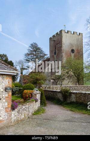 Weg zur St. Mary's Pfarrkirche mit Uhrturm im Dorf Singleton, Chichester, West Sussex, England, Großbritannien Stockfoto